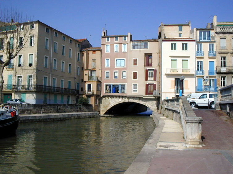 The Canal de la Robine at Narbonne, and the lowest bridge on the canal network.